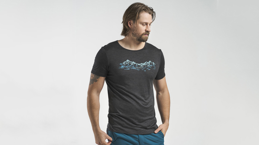 DEVOLD Utladalen merino 130 - męska koszulka z krótkim rękawem z wełny merino - kolor: Anthracite DEVOLD Utladalen merino 130 - męska koszulka z krótkim rękawem z wełny merino - kolor: Anthracite